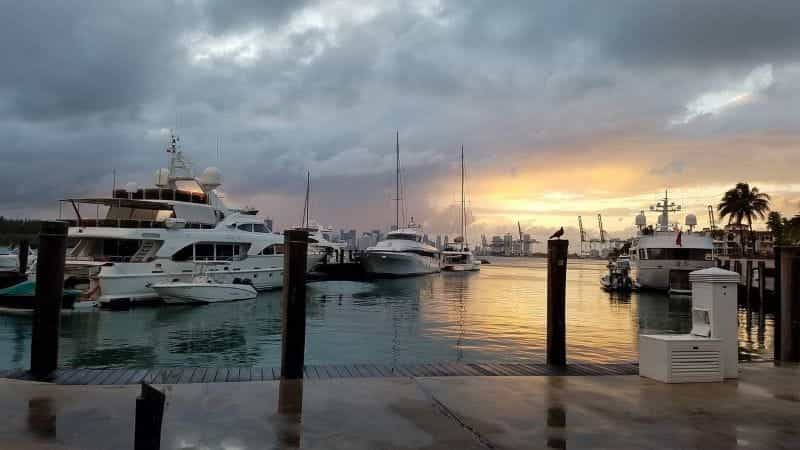 Matahari terbenam di atas pelabuhan di Miami, Florida.