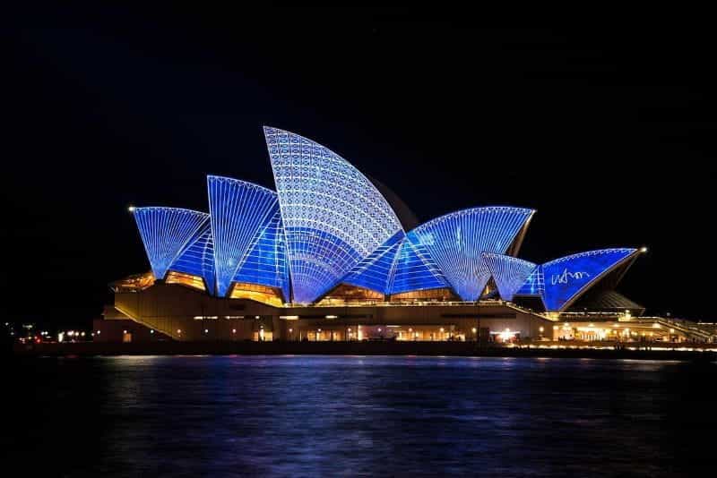 Sydney Opera House di malam hari.