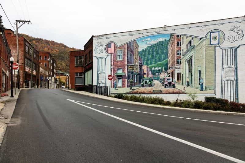 Jalan utama yang tenang di Welch, West Virginia, AS.