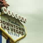 Sebuah tanda neon bertuliskan Selamat Datang di Pusat Kota Luar Biasa Las Vegas, Nevada.