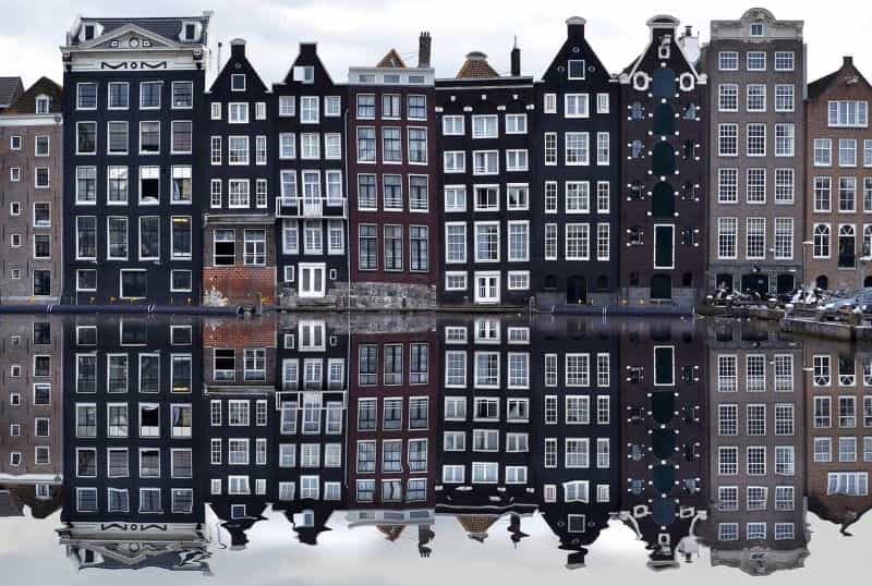 Pemandangan indah dari rumah-rumah petak ikonik ibu kota Belanda di Amsterdam.