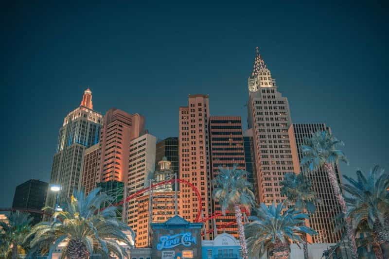 Kasino Skyrise dan pohon palem di Las Vegas.