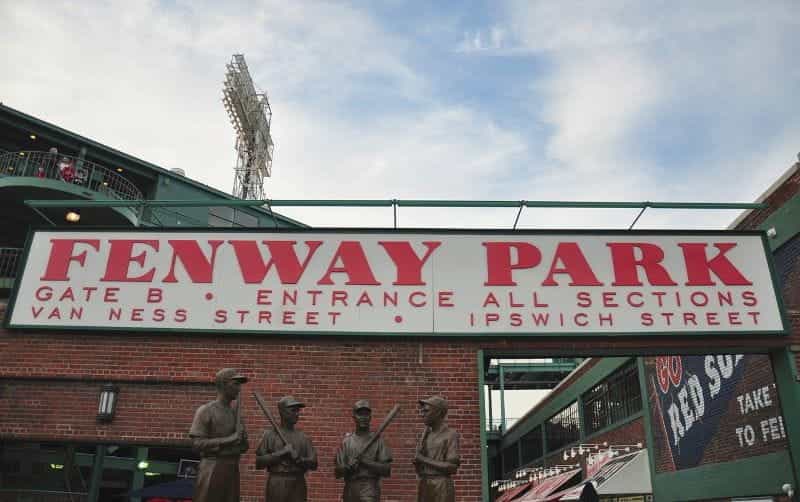 Pintu masuk ke Fenway Park di Boston, Massachusetts, AS.