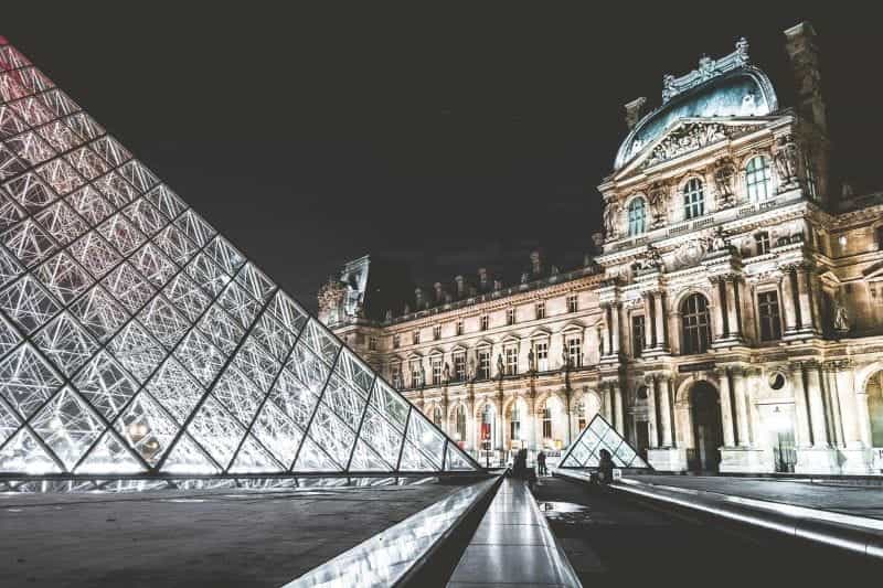 Museum Louvre di ibu kota Prancis, Paris, menyala di malam hari.
