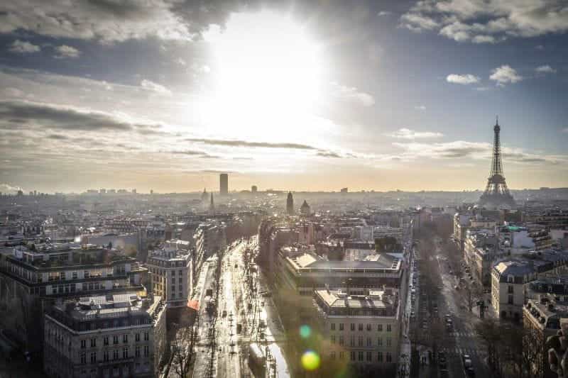 Pemandangan cerah ibu kota Prancis, Paris, dengan Menara Eiffel yang terkenal di dunia dalam tampilan yang jelas.