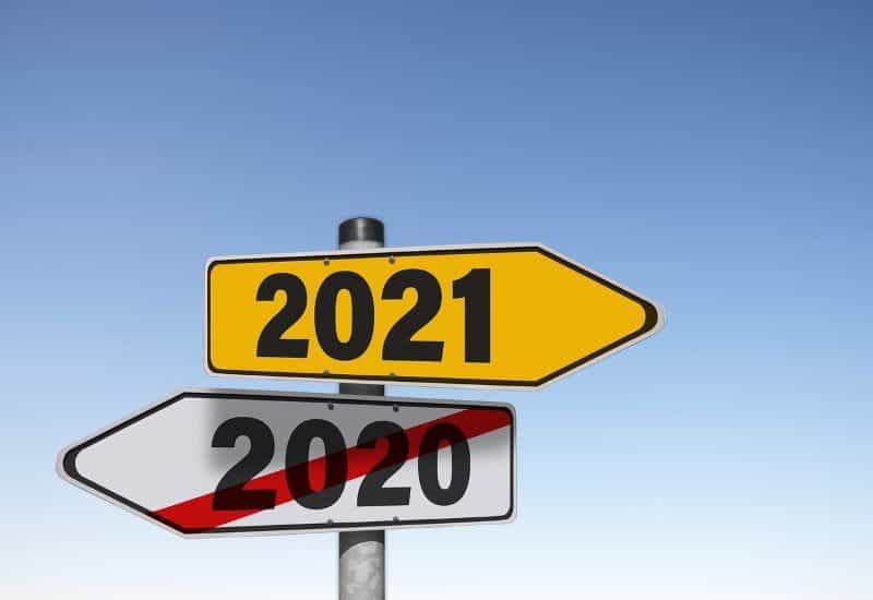 Dua papan penunjuk arah untuk tahun 2020 dan 2021.