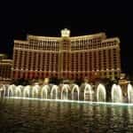 Air mancur di luar resor-kasino Bellagio di Las Vegas, Nevada, pada malam hari.