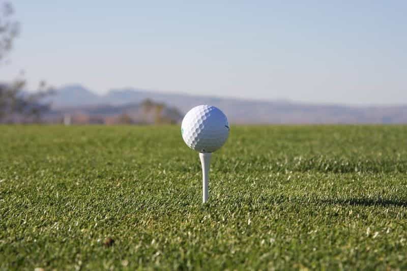 Bola golf bertumpu pada tee.