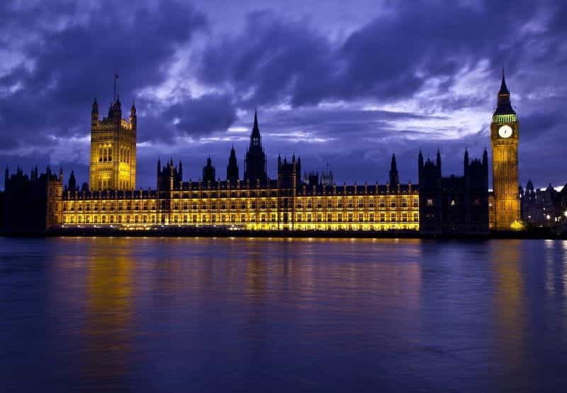 Gedung Parlemen dan Big Ben menyala di malam hari.