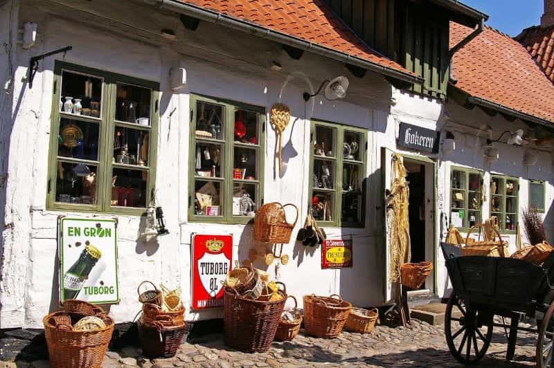 Toko barang antik tua di suatu tempat di Denmark, dengan tanda bir khas negara Tuborg di depannya.