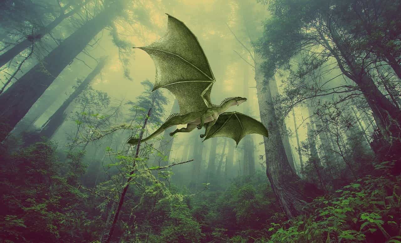 Seekor naga hijau terbang di hutan.