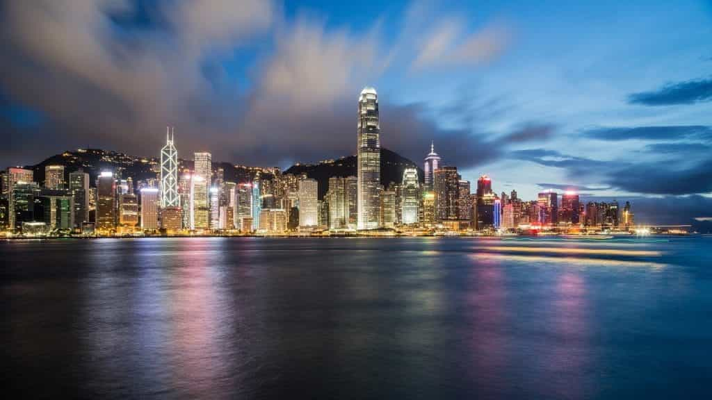 Hong Kong bay at dusk. <a href="https://pixabay.com/photos/hong-kong-china-night-cityscape-1081704/" target="_blank">©Free-Photos/Pixabay</a>