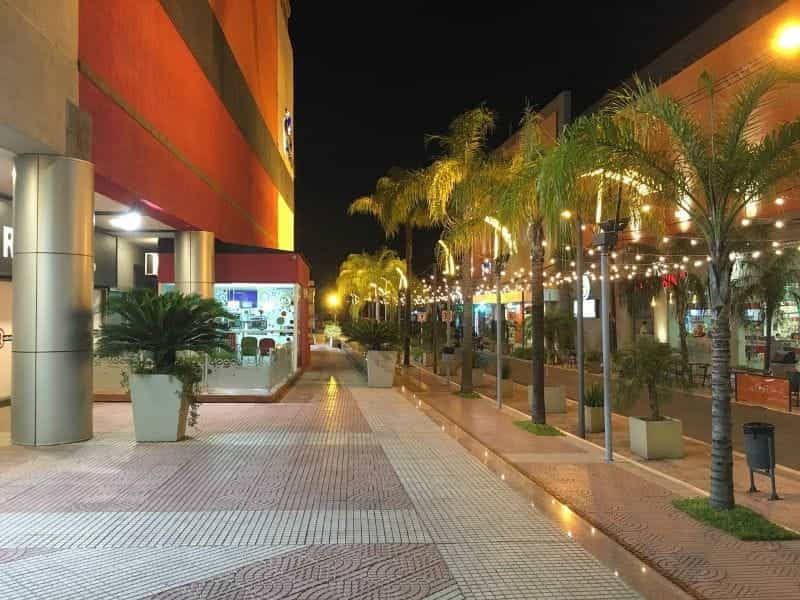 Sebuah pusat perbelanjaan luar ruangan di Paraguay pada malam hari.