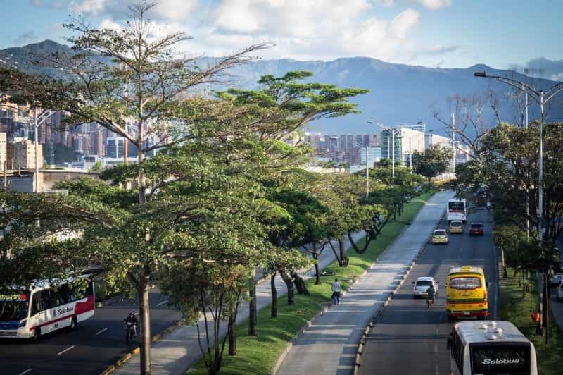 Mobil melewati Medellin, Kolombia.
