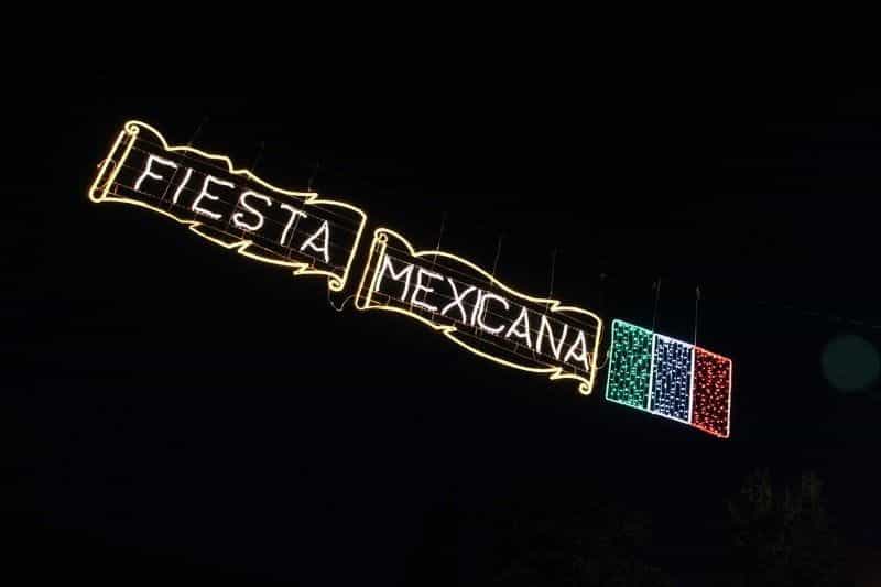 Tanda neon bertuliskan FIESTA MEXICANA.