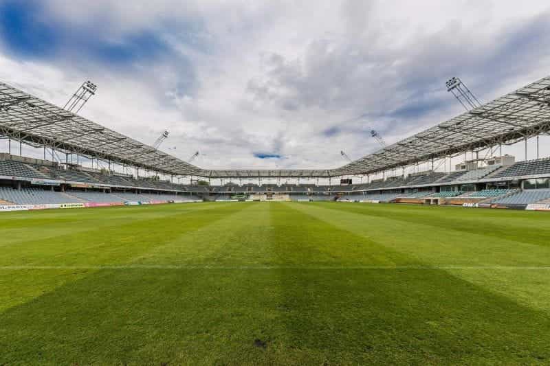 Stadion sepak bola kosong dari pandangan seorang penjaga gawang.