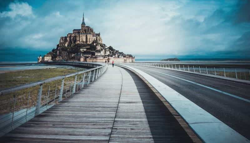 Kota Saint-Malo di Prancis, menampilkan kota bertembok yang terkenal di dunia.
