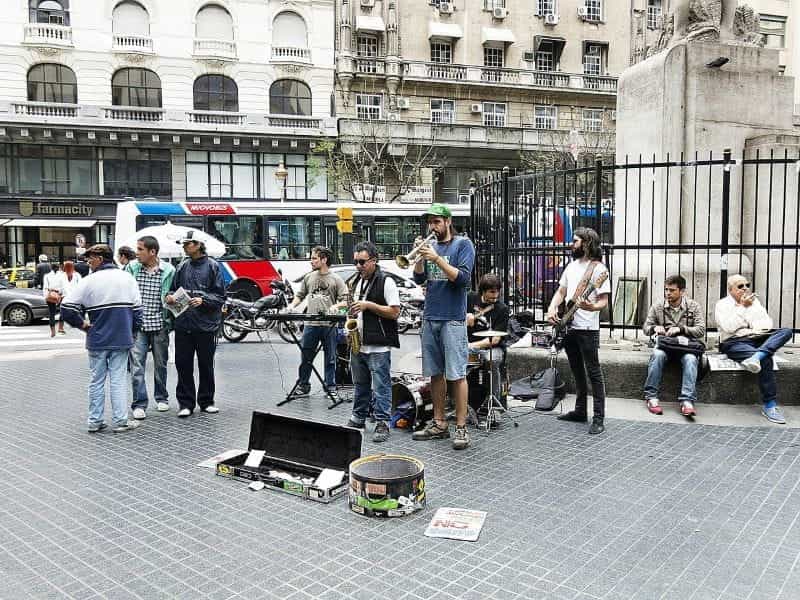 Musisi jalanan bermain di sebuah alun-alun di Argentina.