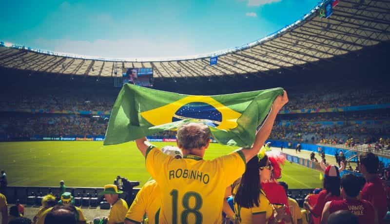 Penggemar sepak bola Brasil menonton pertandingan di stadion.