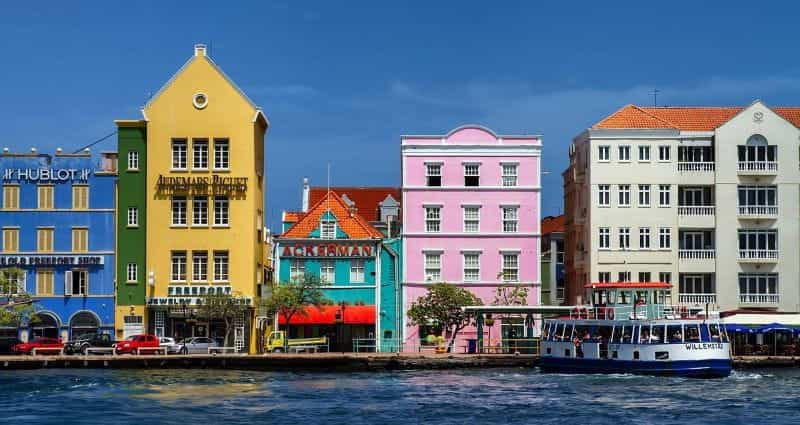 Vila-vila bergaya Belanda di sepanjang tepi pantai di Pulau Karibia Curaçao.