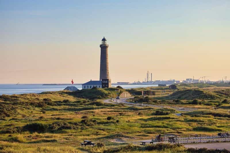 Tepi laut Denmark, dengan mercusuar.