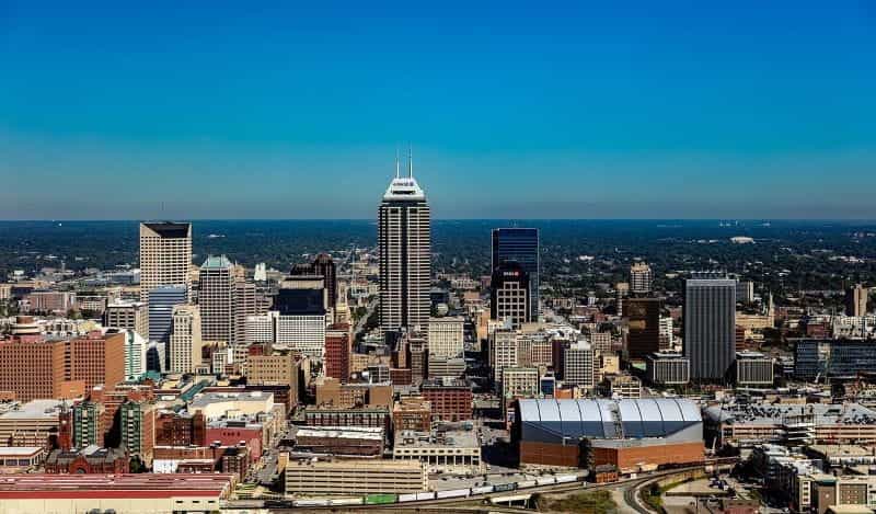 Pusat kota Indianapolis, Indiana, dengan gedung-gedung terkemuka dan gedung pencakar langit.