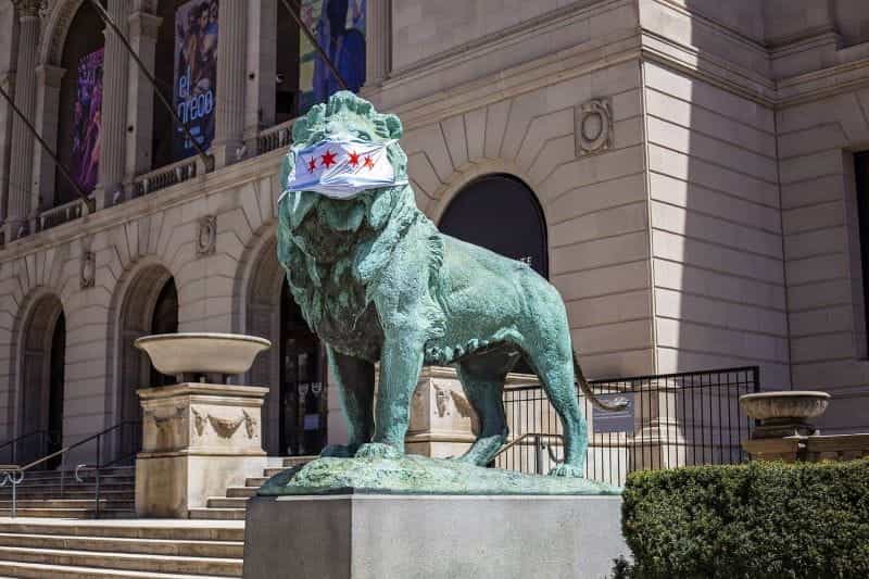 Patung singa di luar Institut Seni Chicago memakai masker pelindung wajah.