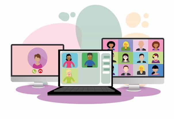 Tiga layar komputer, masing-masing dengan webinar atau rapat virtual yang berbeda.