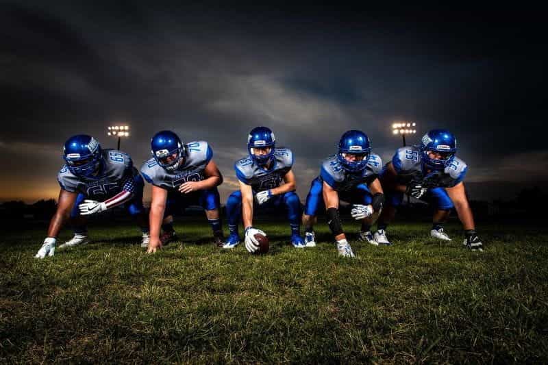 Deretan lima pemain American football di posisinya masing-masing.