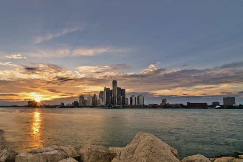 Cakrawala pusat kota Detroit seperti yang terlihat dari danau.