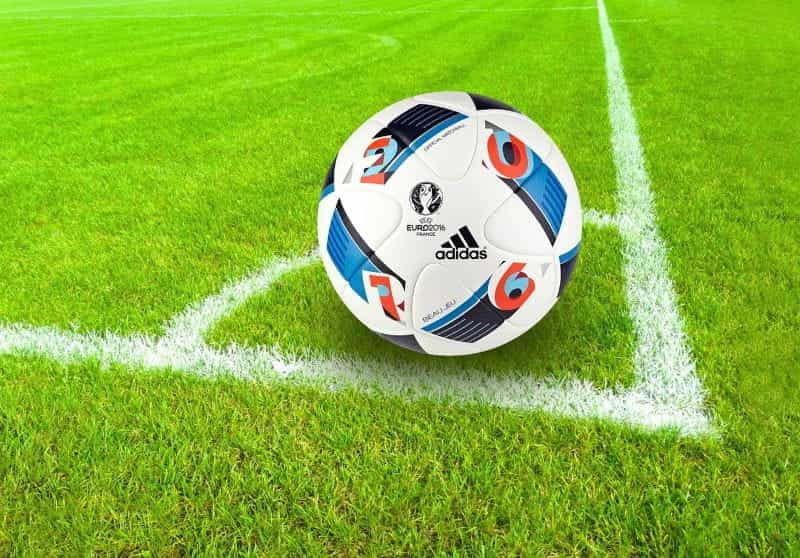 Bola pertandingan Euro 2016.