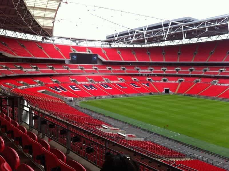 Kursi merah kosong di dalam Stadion Wembley di London.