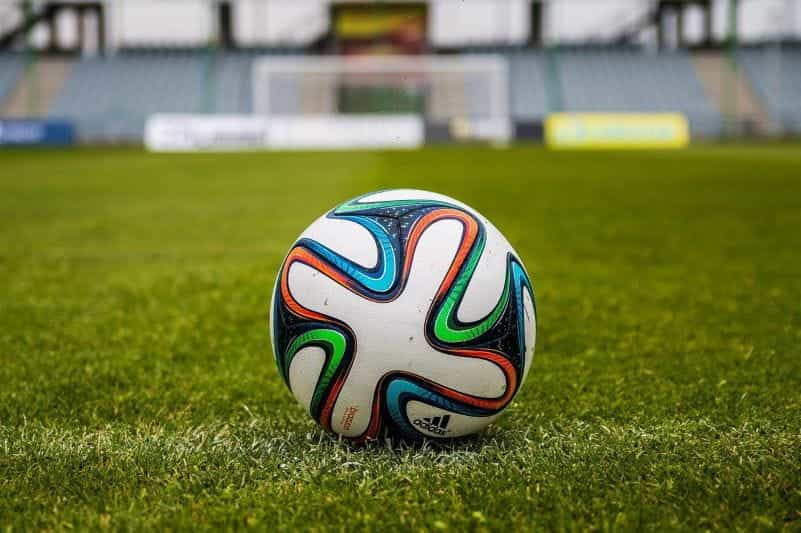Sepak bola di lapangan.