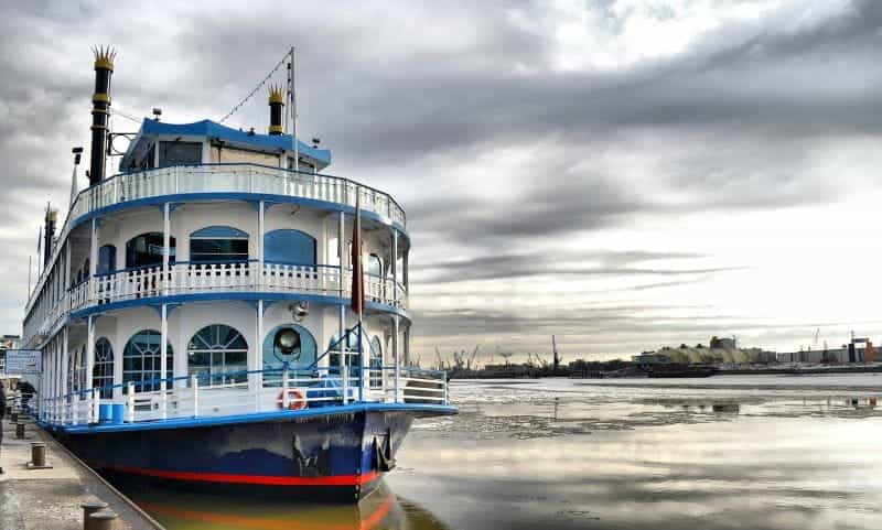 Kapal uap kapal uap dayung Louisiana klasik berlabuh di air.