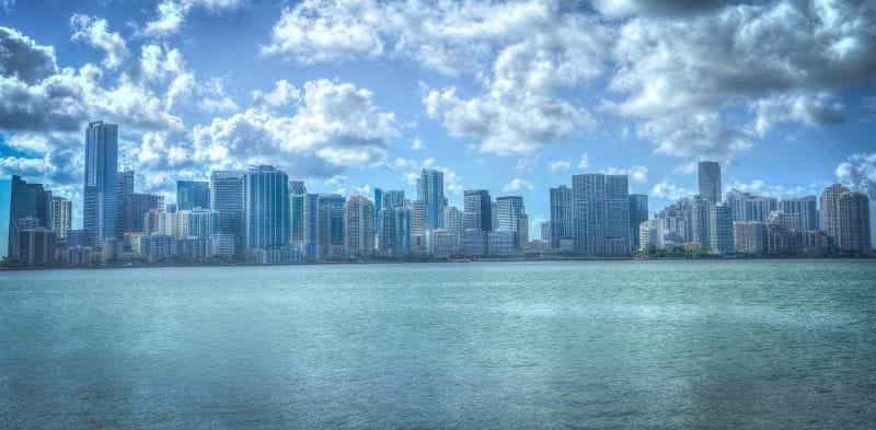 Cakrawala pusat kota Miami seperti yang terlihat dari air.