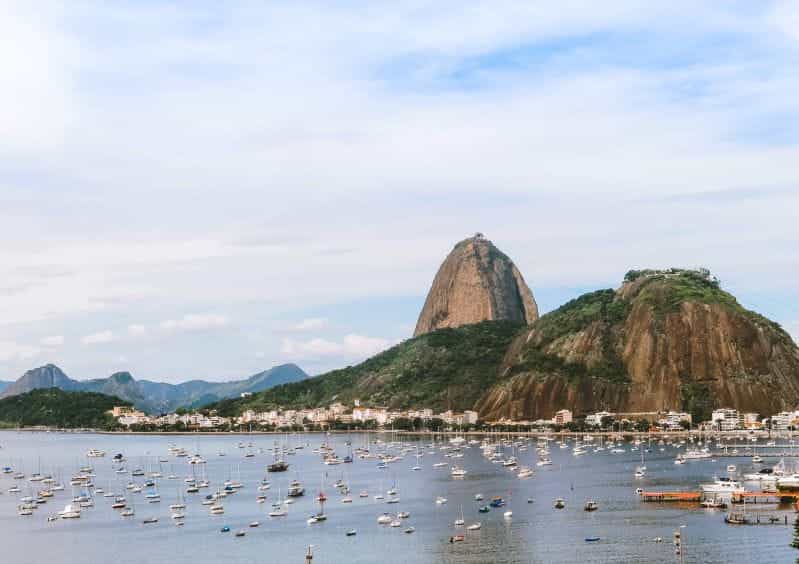 Pegunungan di Brasil di tepi laut, dengan perahu dan bangunan.