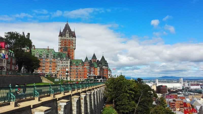 Château Frontenac menghadap Kota Quebec di Kanada.