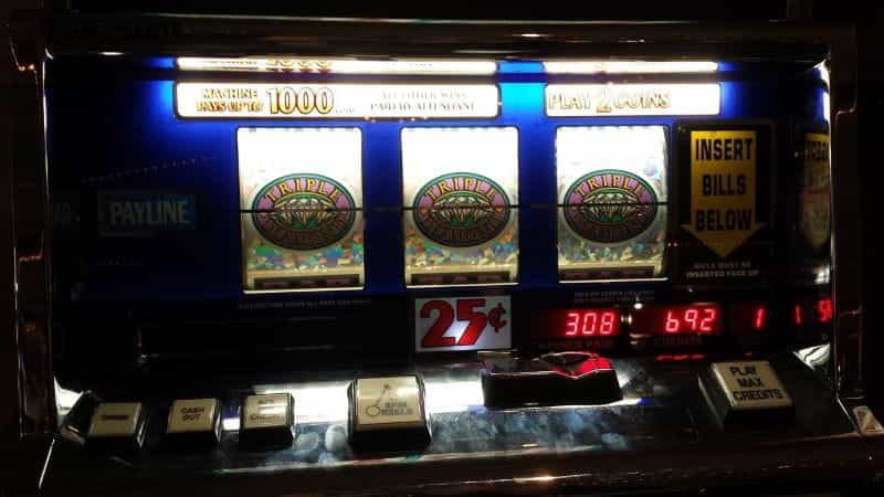 Mesin slot klasik di dalam kasino gelap.