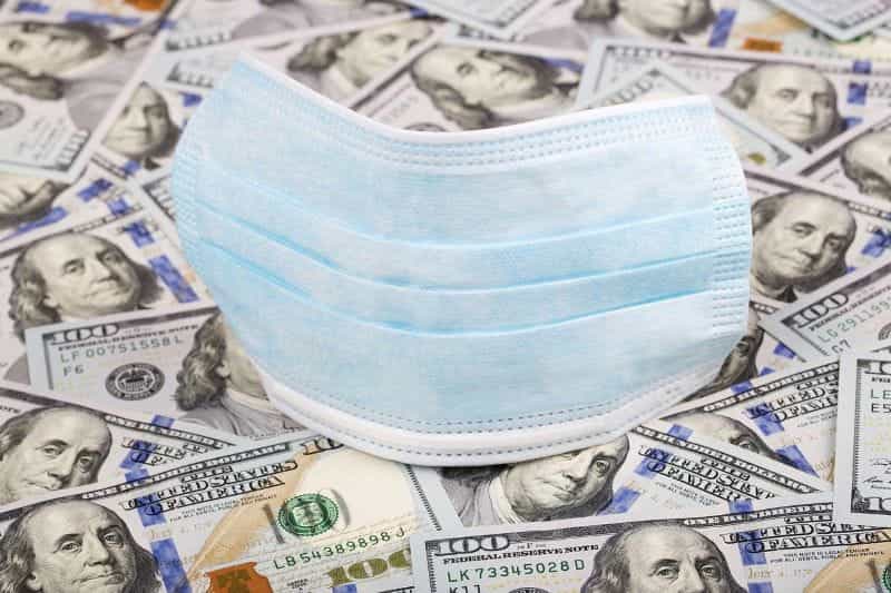 Masker bedah dan uang tunai.