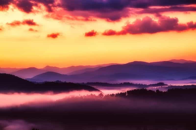 Pegunungan Great Smoky di negara bagian Tennessee saat matahari terbit.