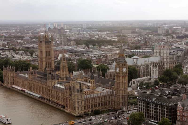 Gedung Parlemen di sebelah sungai Thames dan Jembatan Westminster di London.