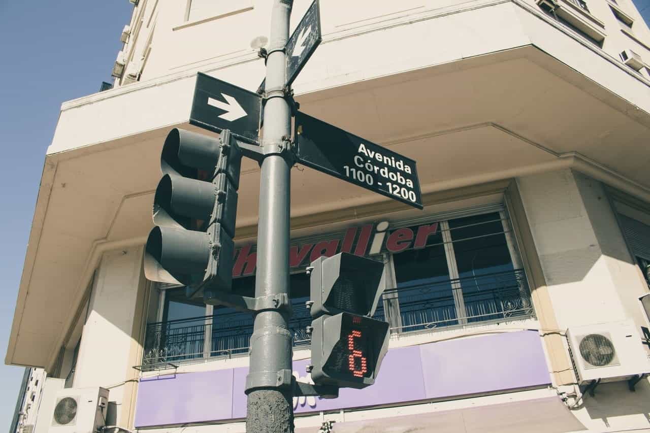 A traffic light shows a sign and arrow pointing to Avenida Córdoba.