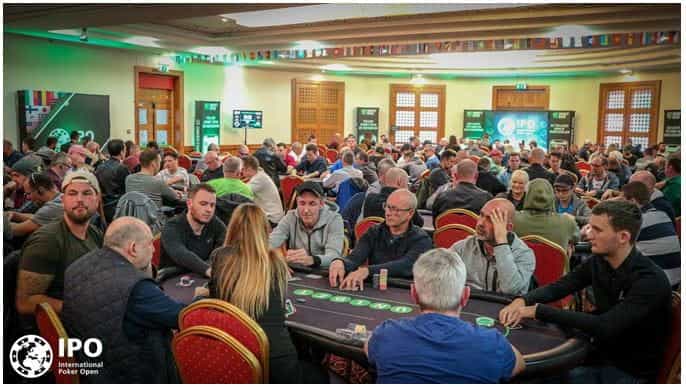 Ruangan yang penuh dengan hiu poker yang bermain di IPO 2019. 