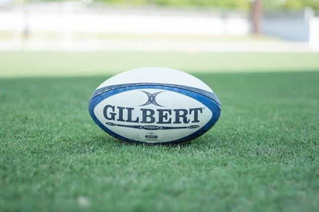 Sebuah bola rugby di lapangan rumput.