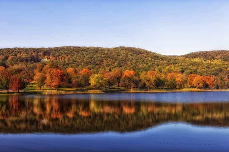 Pemandangan musim gugur yang khas di Connecticut di Squantz Pond.