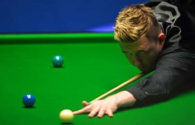 Snooker pro Kyren Wilson taking a shot.