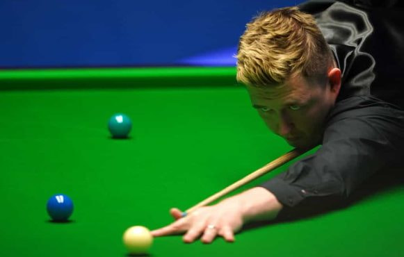 Snooker pro Kyren Wilson taking a shot.