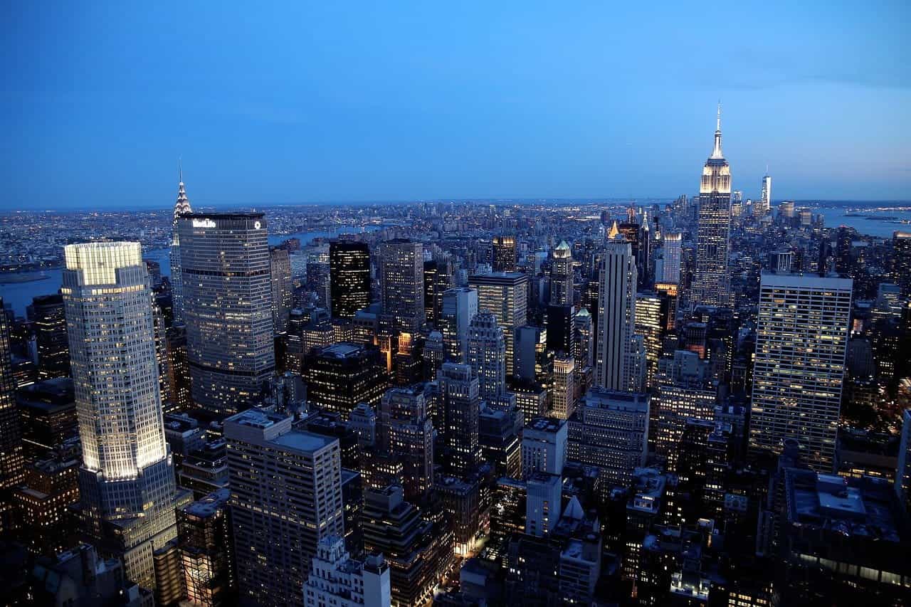 Gambar Manhattan dan gedung pencakar langitnya pada malam hari.