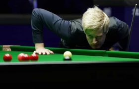 Neil Robertson eyeing a shot.