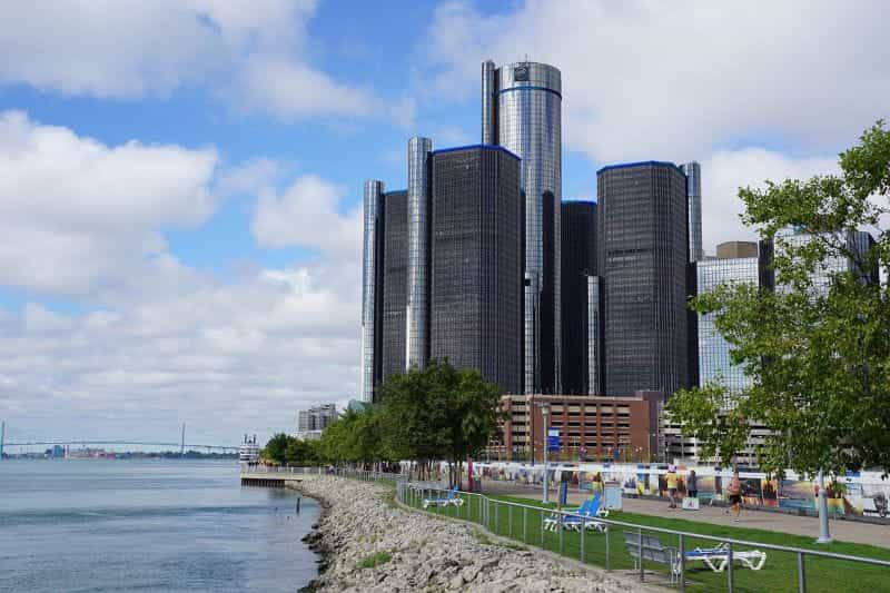 The headquarters of the car manufacturer GM in downtown Detroit, Michigan, with a lake view seen to the left.